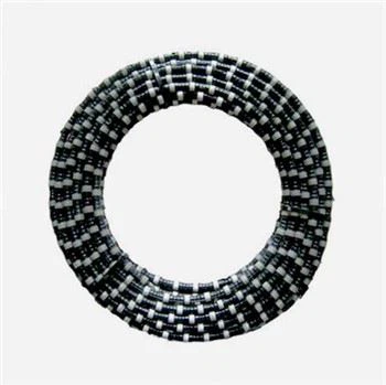 花崗岩を切断するワイヤーソー